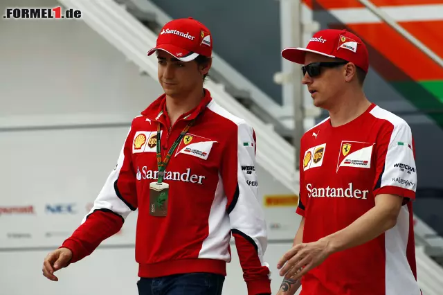 Foto zur News: Kimi Räikkönen (Scuderia Ferrari) - hier mit Testfahrer Esteban Gutierrez -  konnte seinerseits mit +1,131 Sekunden Rückstand als Fünfter...