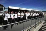 Foto zur News: Das McLaren-Team legt eine Schweigeminute in Gedenken an die Opfer des Anschlags in Tunesien ein