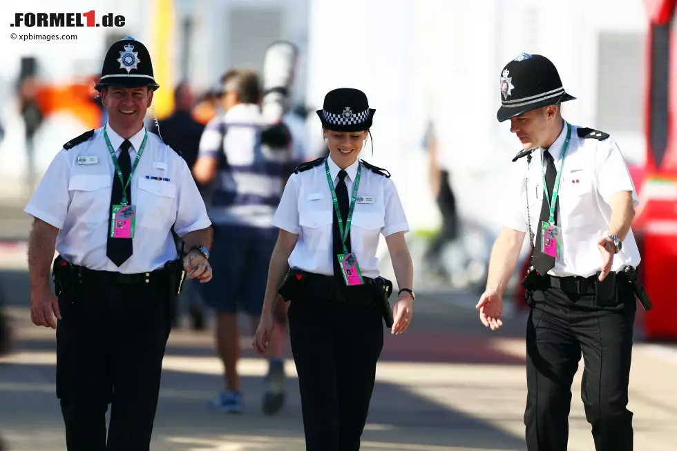 Foto zur News: Polizei im Fahrerlager: Die Sicherheit wird in Silverstone groß geschrieben