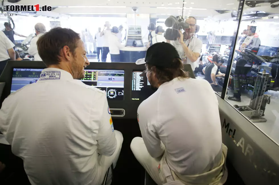 Foto zur News: Fernando Alonso (McLaren) und Jenson Button (McLaren)