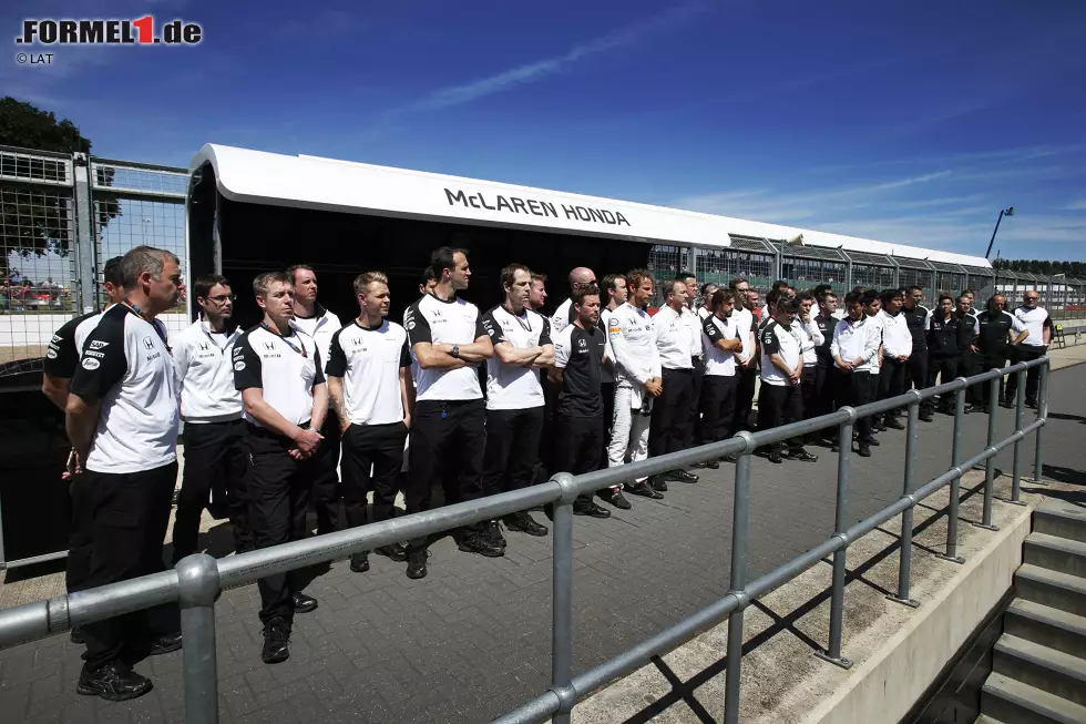 Foto zur News: Das McLaren-Team legt eine Schweigeminute in Gedenken an die Opfer des Anschlags in Tunesien ein