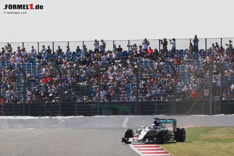 Foto zur News: Lewis Hamilton (Mercedes) bei seinem Dreher in Silverstone