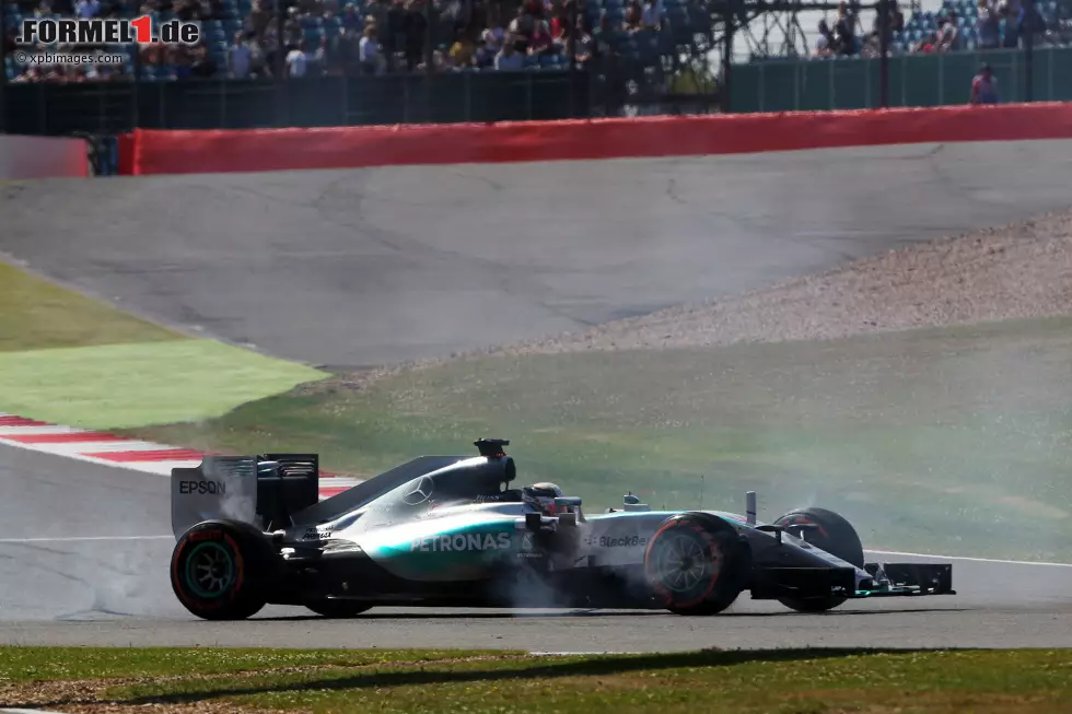 Foto zur News: Lewis Hamilton (Mercedes) bei seinem Dreher in Silverstone