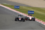 Foto zur News: Fernando Alonso (McLaren) und Will Stevens (Manor-Marussia)