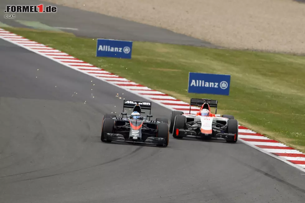 Foto zur News: Fernando Alonso (McLaren) und Will Stevens (Manor-Marussia)