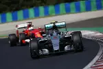 Foto zur News: Nico Rosberg (Mercedes) und Sebastian Vettel (Ferrari)