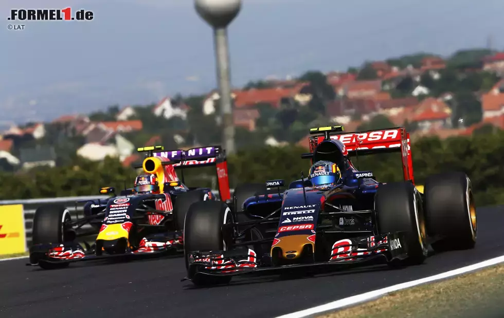 Foto zur News: Carlos Sainz (Toro Rosso) und Daniil Kwjat (Red Bull)