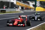 Foto zur News: Sebastian Vettel (Ferrari) und Nico Rosberg (Mercedes)