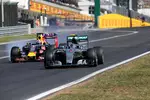 Foto zur News: Nico Rosberg (Mercedes) und Daniel Ricciardo (Red Bull)