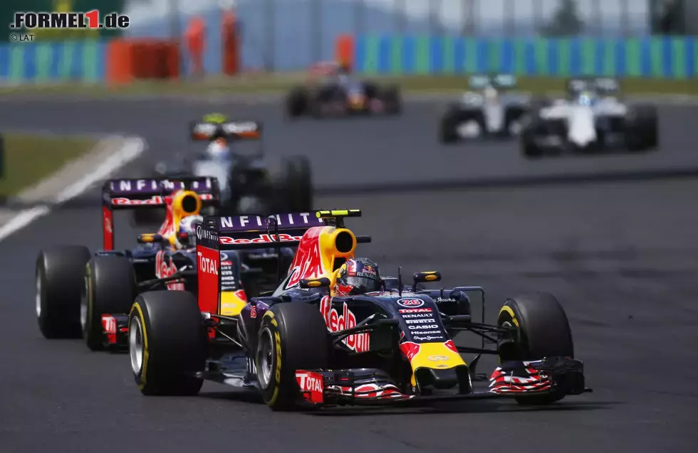 Foto zur News: Daniil Kwjat (Red Bull) und Daniel Ricciardo (Red Bull)