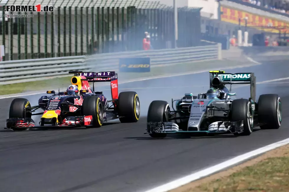 Foto zur News: Daniel Ricciardo (Red Bull) und Nico Rosberg (Mercedes)