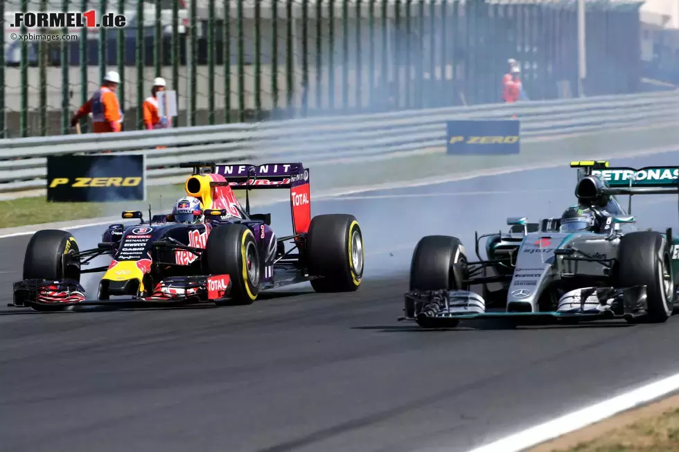 Foto zur News: Daniel Ricciardo (Red Bull) und Nico Rosberg (Mercedes)