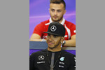 Foto zur News: Lewis Hamilton (Mercedes) und Will Stevens (Manor-Marussia)