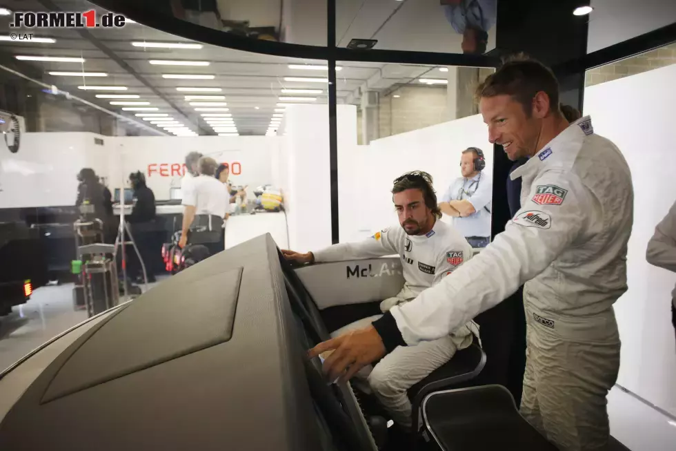 Foto zur News: Fernando Alonso (McLaren) und Jenson Button (McLaren)