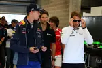 Foto zur News: Daniil Kwjat (Red Bull) und Jenson Button (McLaren)