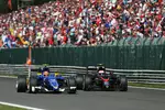 Foto zur News: Felipe Nasr (Sauber) und Jenson Button (McLaren)