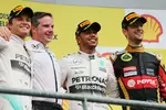 Foto zur News: Romain Grosjean (Lotus) und Lewis Hamilton (Mercedes)