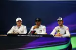 Foto zur News: Nico Rosberg (Mercedes), Lewis Hamilton (Mercedes) und Romain Grosjean (Lotus)