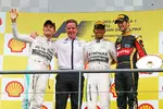 Foto zur News: Nico Rosberg (Mercedes), Lewis Hamilton (Mercedes) und Romain Grosjean (Lotus)