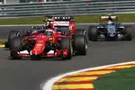 Foto zur News: Kimi Räikkönen (Ferrari), Daniel Ricciardo (Red Bull) und Sergio Perez (Force India)