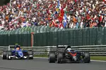 Foto zur News: Fernando Alonso (McLaren) und Felipe Nasr (Sauber)