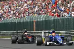 Foto zur News: Felipe Nasr (Sauber) und Jenson Button (McLaren)