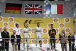 Foto zur News: Nico Rosberg (Mercedes), Lewis Hamilton (Mercedes) und Romain Grosjean (Lotus)