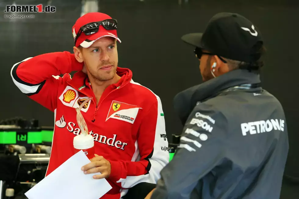 Foto zur News: Sebastian Vettel (Ferrari) und Lewis Hamilton (Mercedes)