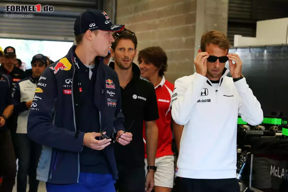 Foto zur News: Daniil Kwjat (Red Bull) und Jenson Button (McLaren)