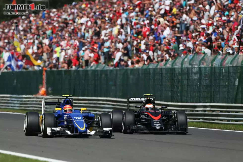 Foto zur News: Felipe Nasr (Sauber) und Jenson Button (McLaren)