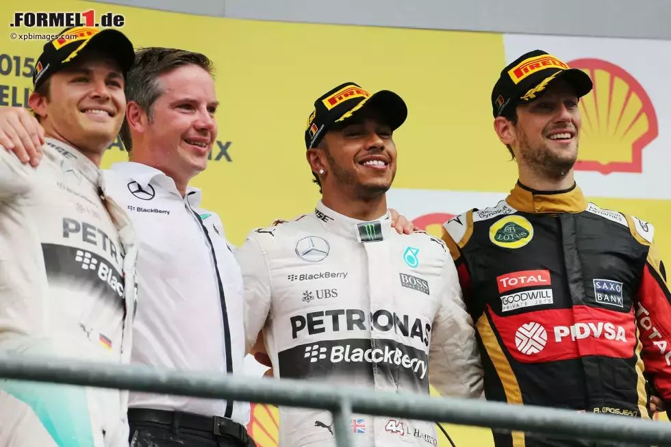 Foto zur News: Romain Grosjean (Lotus) und Lewis Hamilton (Mercedes)