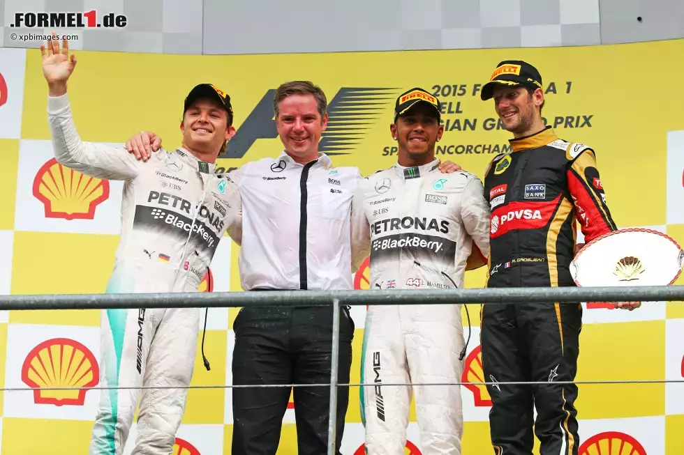 Foto zur News: Nico Rosberg (Mercedes), Lewis Hamilton (Mercedes) und Romain Grosjean (Lotus)