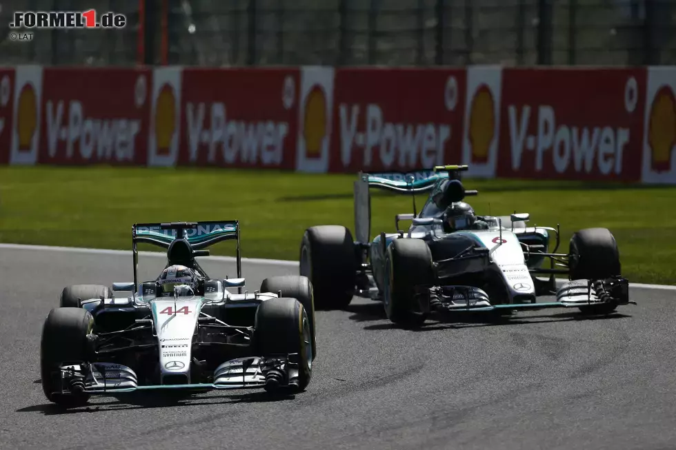 Foto zur News: Lewis Hamilton (Mercedes) und Nico Rosberg (Mercedes)