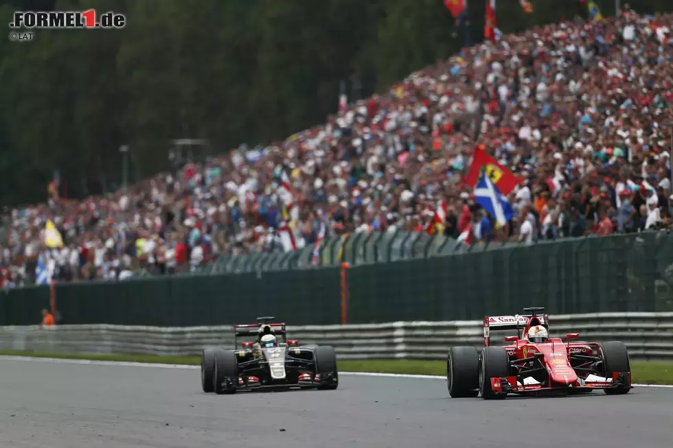 Foto zur News: Sebastian Vettel (Ferrari) und Romain Grosjean (Lotus)