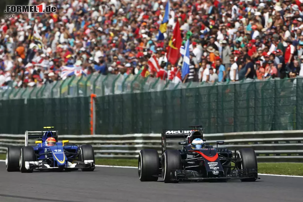 Foto zur News: Fernando Alonso (McLaren) und Felipe Nasr (Sauber)