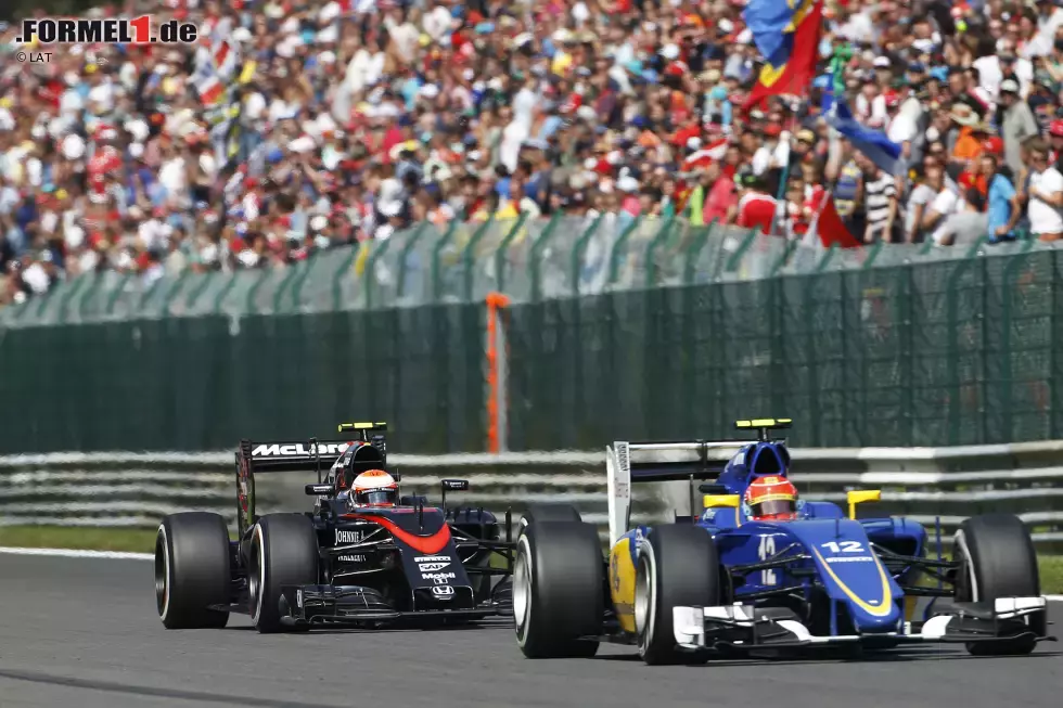 Foto zur News: Felipe Nasr (Sauber) und Jenson Button (McLaren)