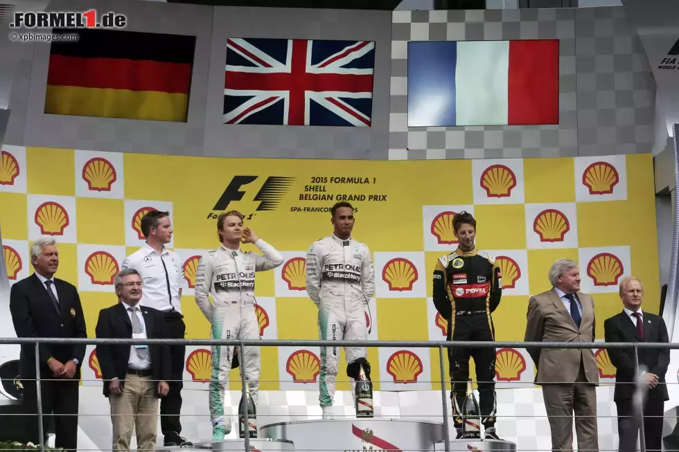 Foto zur News: Nico Rosberg (Mercedes), Lewis Hamilton (Mercedes) und Romain Grosjean (Lotus)