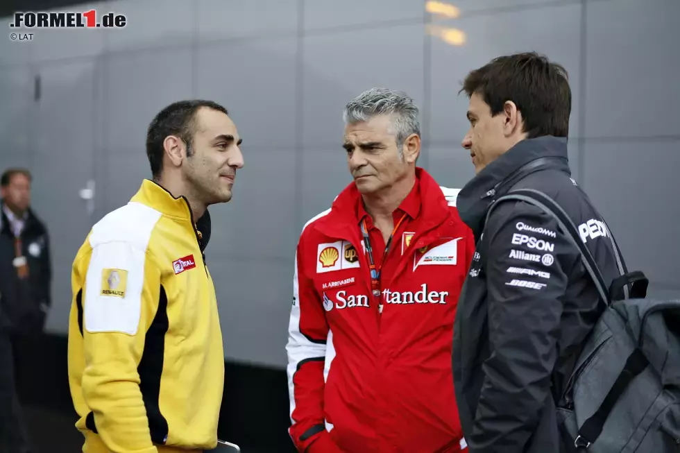 Foto zur News: Cyril Abiteboul, Maurizio Arrivabene und Toto Wolff