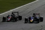 Foto zur News: Max Verstappen (Toro Rosso) und Jenson Button (McLaren)