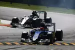 Foto zur News: Felipe Nasr (Sauber) und Lewis Hamilton (Mercedes)