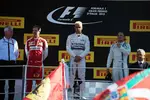 Foto zur News: Sebastian Vettel (Ferrari), Lewis Hamilton (Mercedes) und Felipe Massa (Williams)