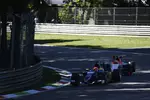 Foto zur News: Felipe Nasr (Sauber) und Roberto Merhi (Manor-Marussia)