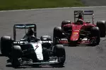 Foto zur News: Nico Rosberg (Mercedes) und Kimi Räikkönen (Ferrari)