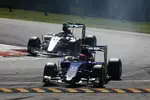 Foto zur News: Felipe Nasr (Sauber) und Lewis Hamilton (Mercedes)