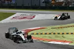 Foto zur News: Nico Rosberg (Mercedes) und Sergio Perez (Force India)