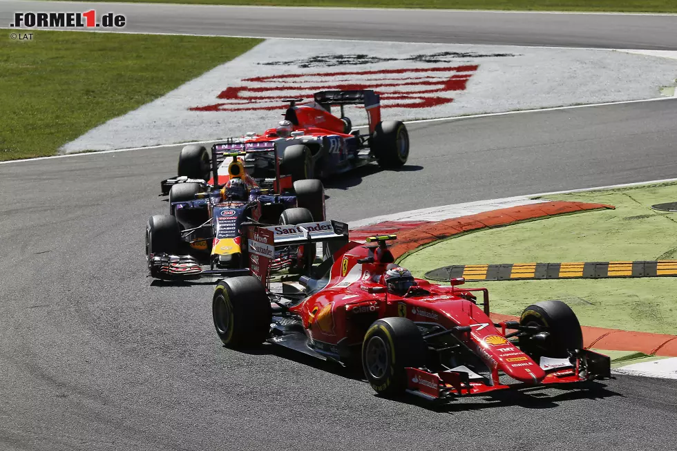 Foto zur News: Kimi Räikkönen (Ferrari), Daniil Kwjat (Red Bull) und Will Stevens (Manor-Marussia)