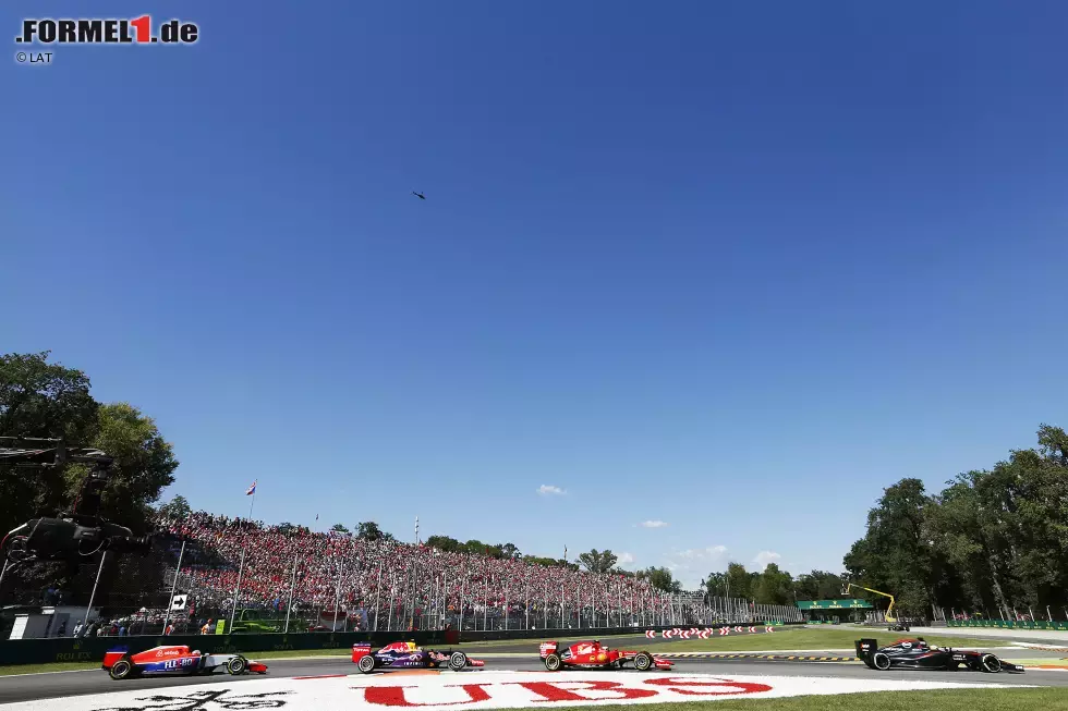 Foto zur News: Fernando Alonso (McLaren), Kimi Räikkönen (Ferrari), Daniil Kwjat (Red Bull) und Will Stevens (Manor-Marussia)