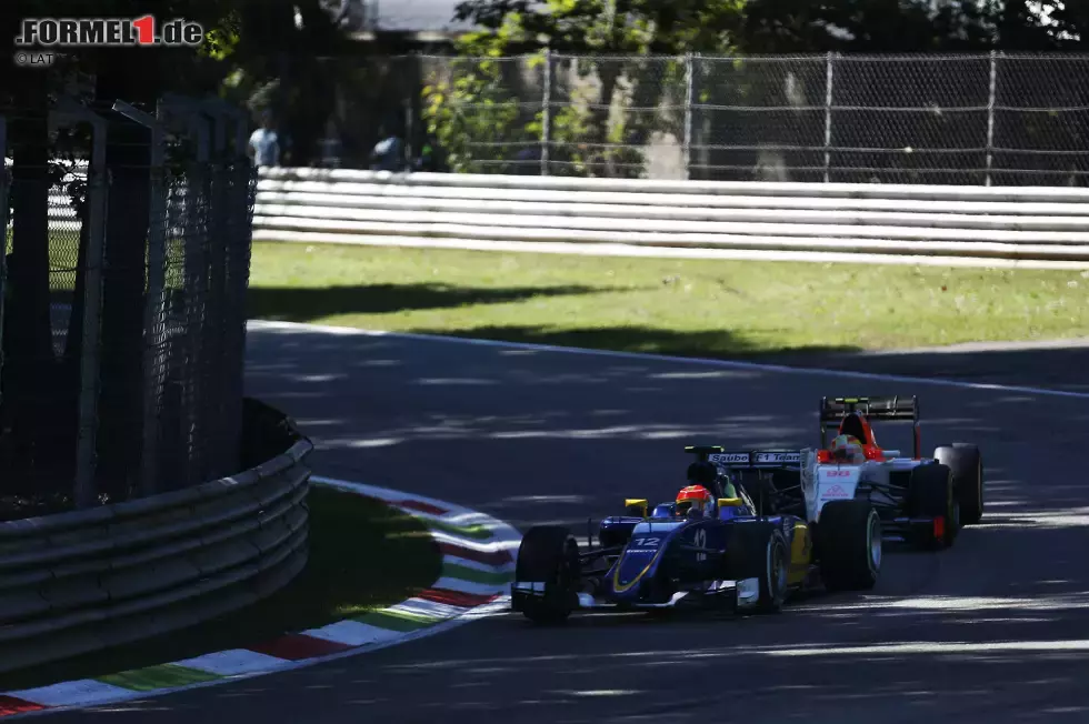 Foto zur News: Felipe Nasr (Sauber) und Roberto Merhi (Manor-Marussia)