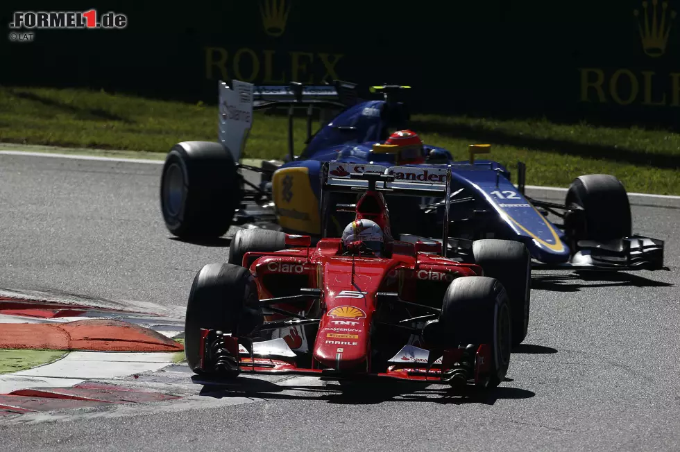 Foto zur News: Sebastian Vettel (Ferrari) und Felipe Nasr (Sauber)