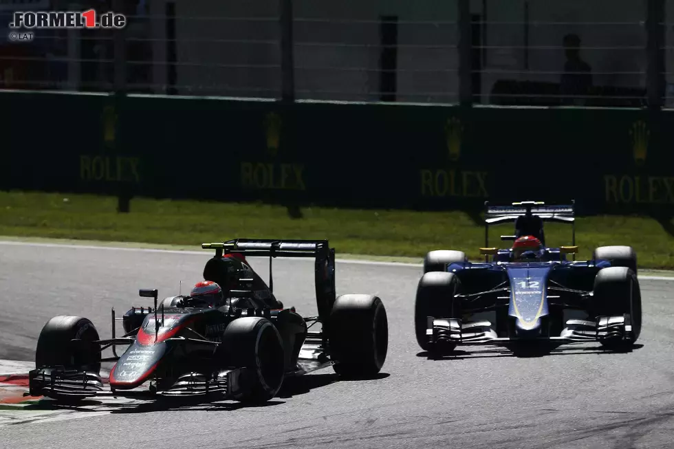 Foto zur News: Jenson Button (McLaren) und Felipe Nasr (Sauber)